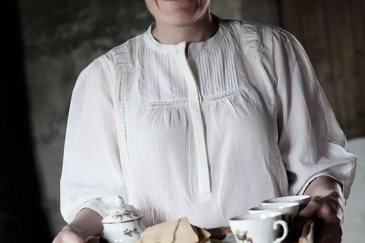 Vi har åpen kafe i Såmmårstuggu hver søndag fra 11-16 om sommeren. Vi serverer tradisjonsmat som Ingerlemse med eller uten gomme, pjalt og hyllkake. Såmmårstuggu ble satt opp en gang på 1700 tallet. Velkommen til en anderledes kafeopplevelse.