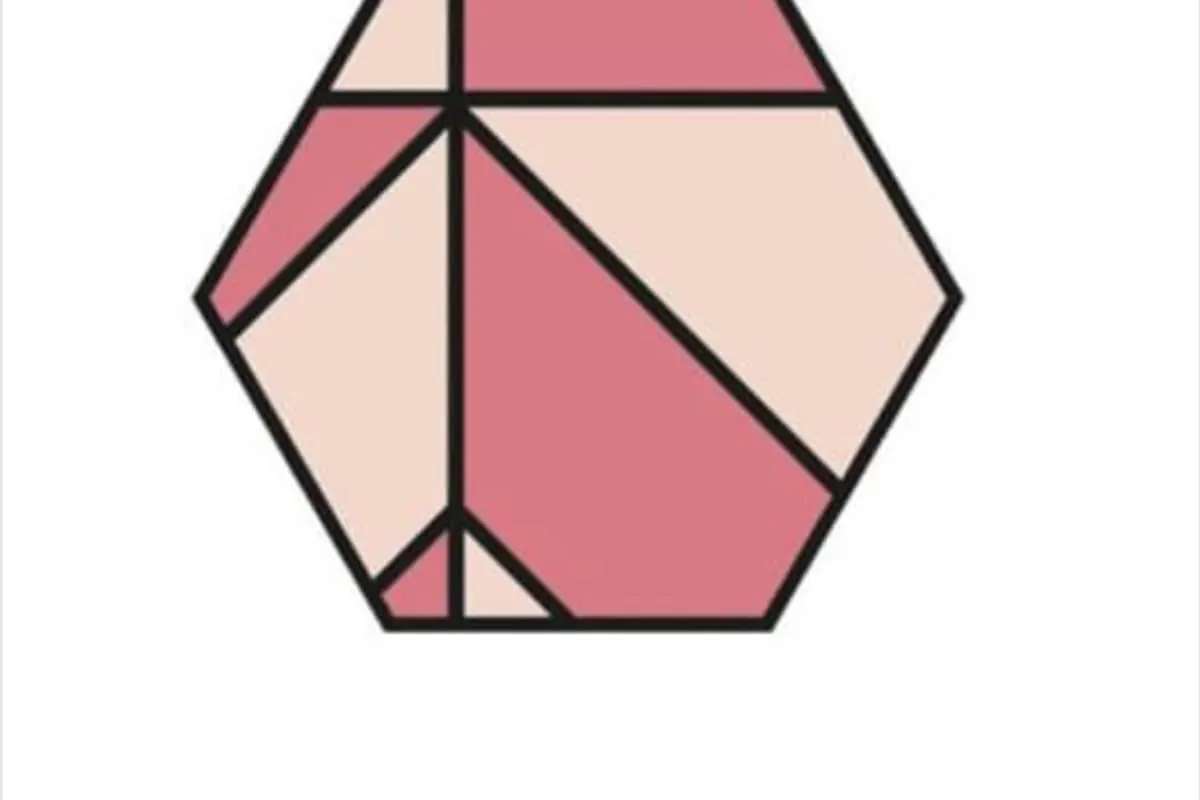 Logoen vår er laget med utgangspunkt i gårdens gårdsrune. Områmmet av et seksagon med henvisning til bienes verden.