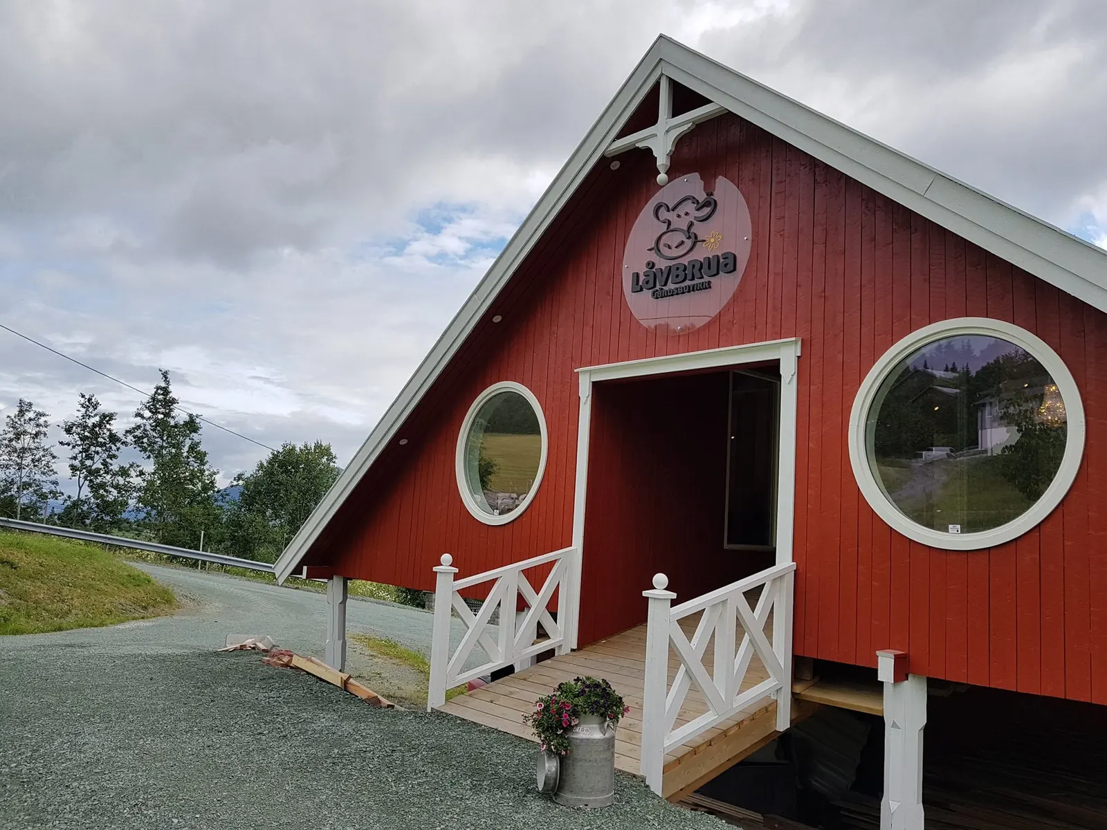 Haugen Gård / Låvbrua Gårdsbutikk